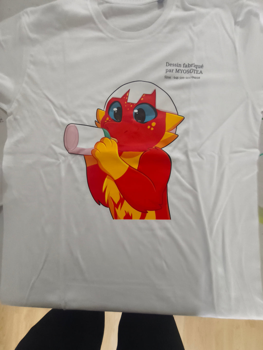 t-shirt avec mon avatar bébé dragon qui tien son biberon