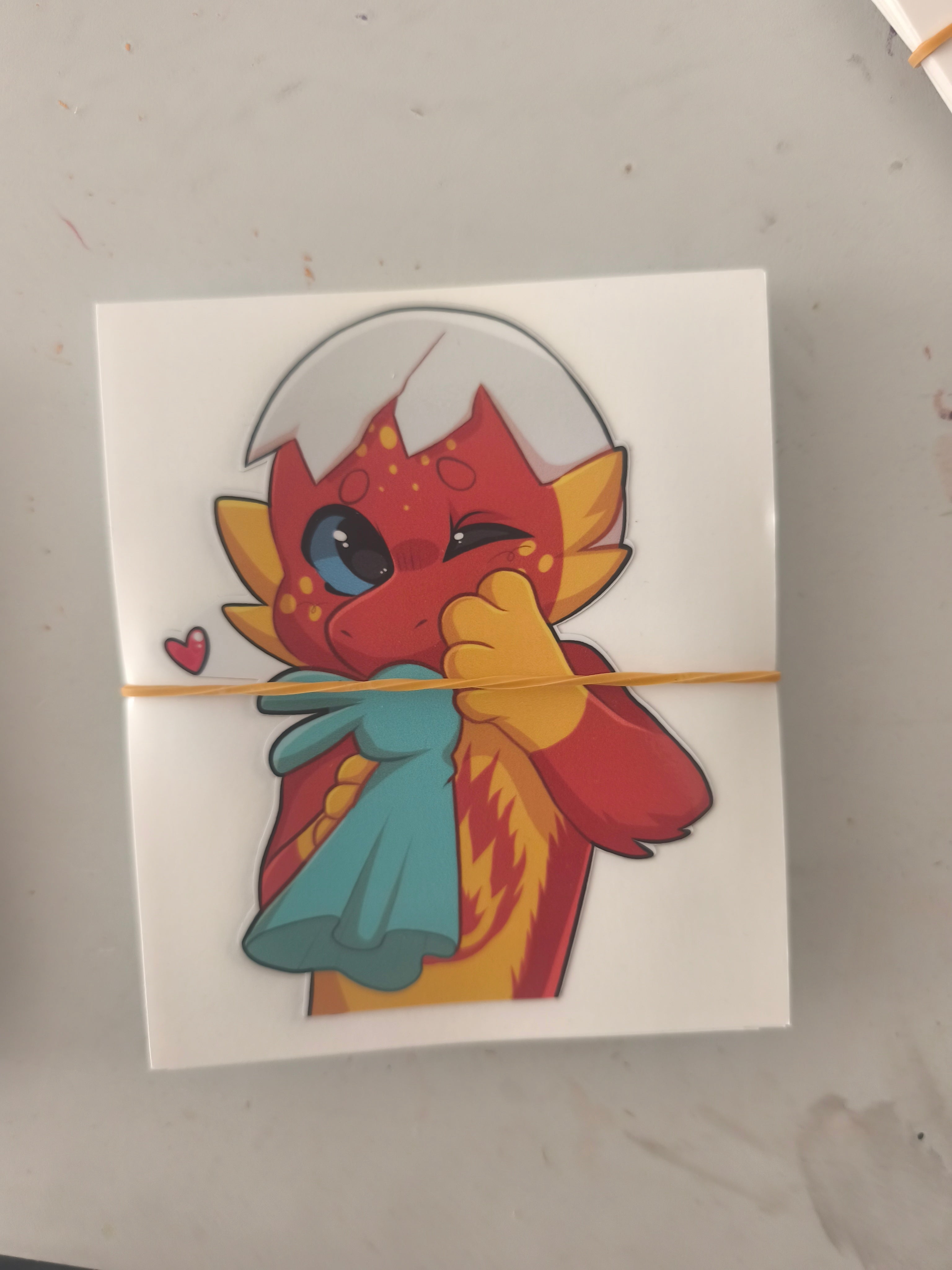 sticker bébé dragon et son doudou