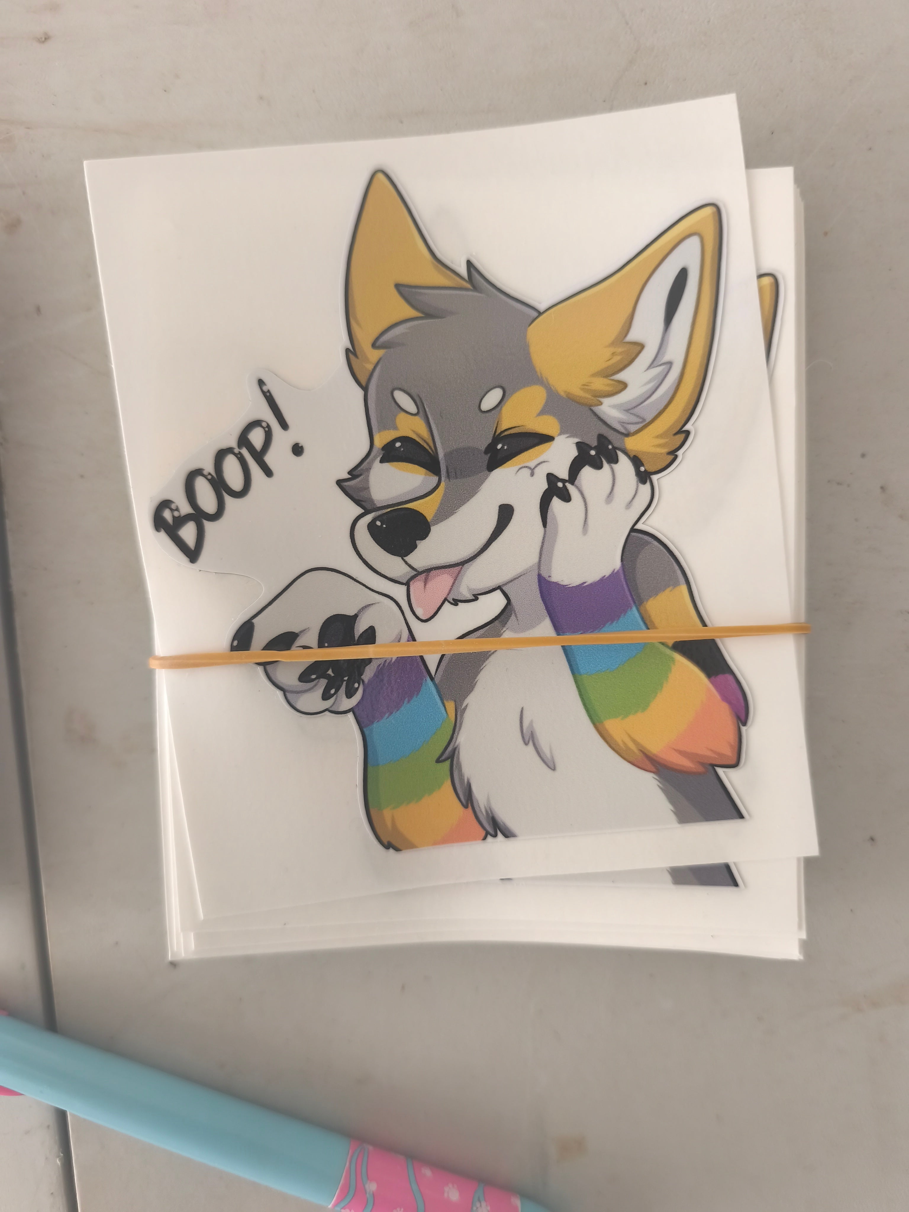 sticker avec le foxstar54000 qui se fait boop
